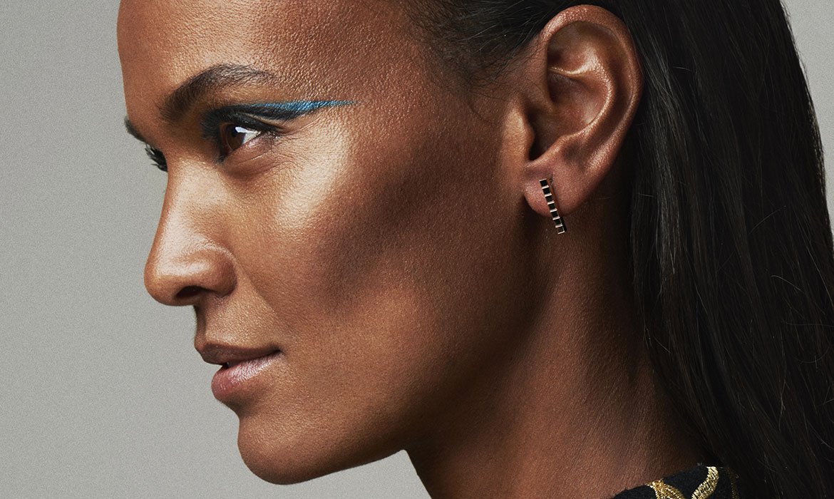 Si buscas un maquillaje para ojos marrones con eyeliner bicolor, prueba a combinar los tonos de Le Liner Signature de  L’Oréal Paris.